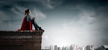 Süper kahraman çatıda. Karışık teknik