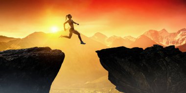 Kadın koşucu zorluk üstesinden. Karışık ortam