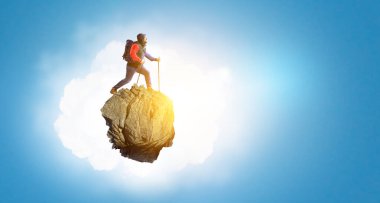 Uzun yürüyüşe çıkan kimse adam sopa ile. Karışık teknik