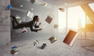 Adam uçar ve dizüstü bilgisayarda çalışır. Karışık ortam