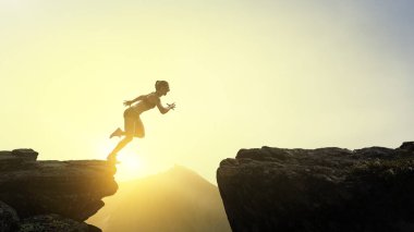 Kadın koşucu zorluk üstesinden. Karışık ortam