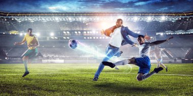 Futbol adamı topla iş başında. Karışık ortam