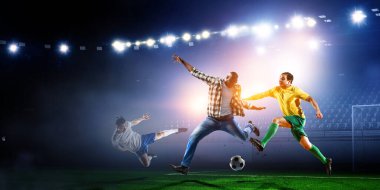 Futbol adamı topla iş başında. Karışık ortam