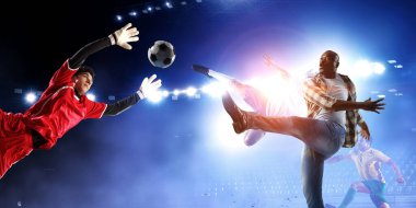 Futbol adamı topla iş başında. Karışık ortam