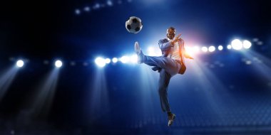 Futbol işadamı topla birlikte hareket ediyor. Karışık ortam