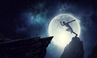 Erkek koşucu zorluk üstesinden. Karışık ortam