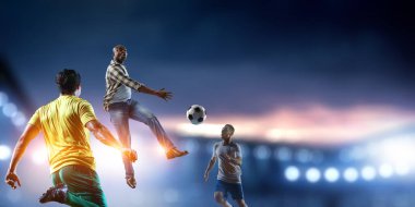 Futbol adamı topla iş başında. Karışık ortam