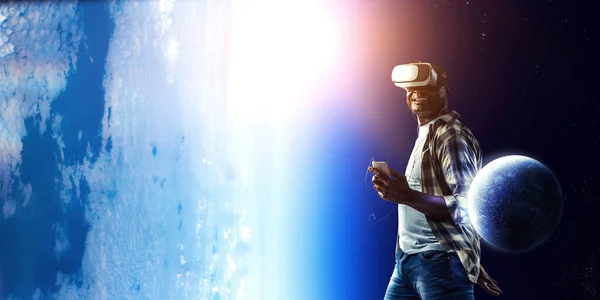 Um tipo a experimentar a realidade virtual. Meios mistos — Fotografia de Stock