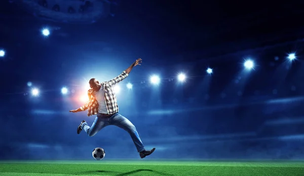 Fußballmann in Aktion mit Ball. Gemischte Medien — Stockfoto