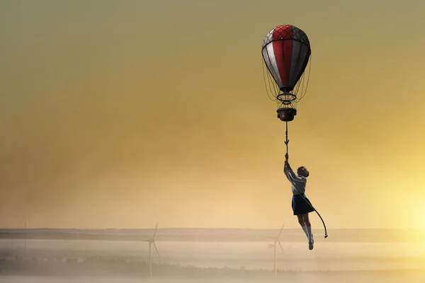 Kind fliegt auf Aerostat. Gemischte Medien — Stockfoto