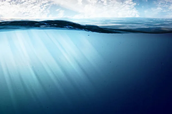 Μπλε κάτω από το νερό. Μεικτά μέσα — Φωτογραφία Αρχείου