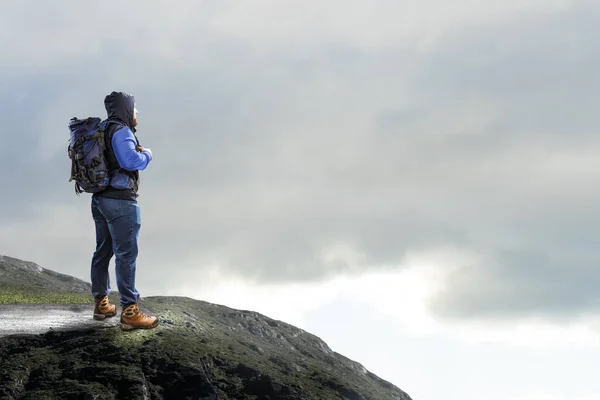 Uzun yürüyüşe çıkan kimse adam dağlarda. Karışık teknik — Stok fotoğraf