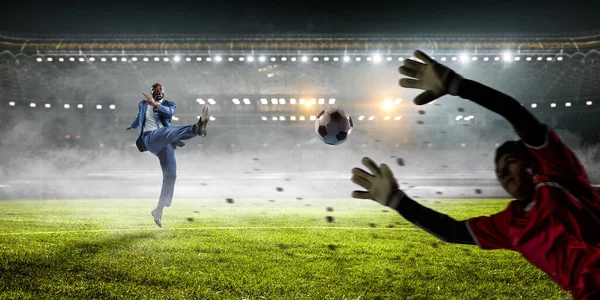 ボールでアクションでサッカーのビジネスマン。混合メディア — ストック写真