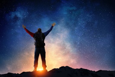 Uzun yürüyüşe çıkan kimse adam dağlarda. Karışık teknik