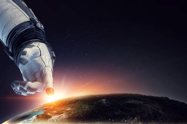 Derin uzay keşfi kavramı. Karışık ortam