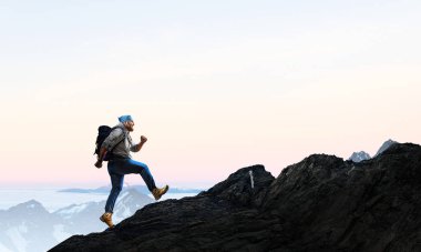 Uzun yürüyüşe çıkan kimse adam dağlarda. Karışık teknik