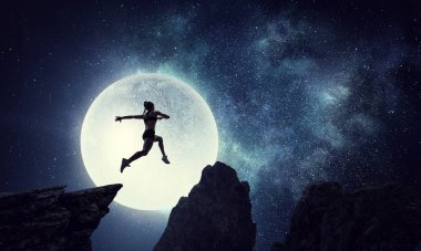 Kadın koşucu zorluk üstesinden. Karışık ortam