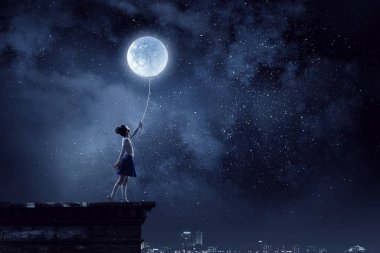 Ay 'a uçan kız çocuğu. Karışık ortam
