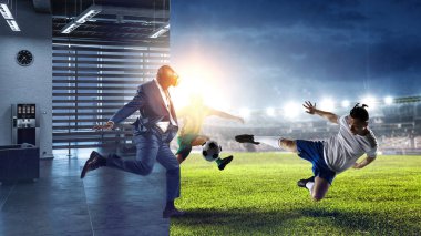 Sanal kasklı Afrikalı adam. Karışık ortam