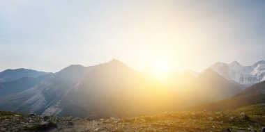 Dağın tepesinde güneş ışığı