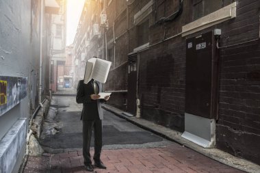 Kafası bilgi yle dolu. Karışık ortam