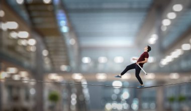 Cesur ropewalker kablosu üzerinde. Karışık teknik