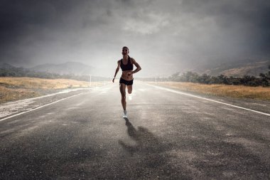 Koşmak sporcumuz yarışı. Karışık teknik