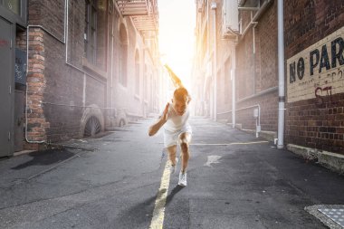 Sporcu adam çalışan yarış. Karışık teknik