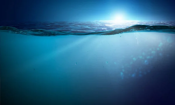 Azul debaixo de água. Meios mistos — Fotografia de Stock