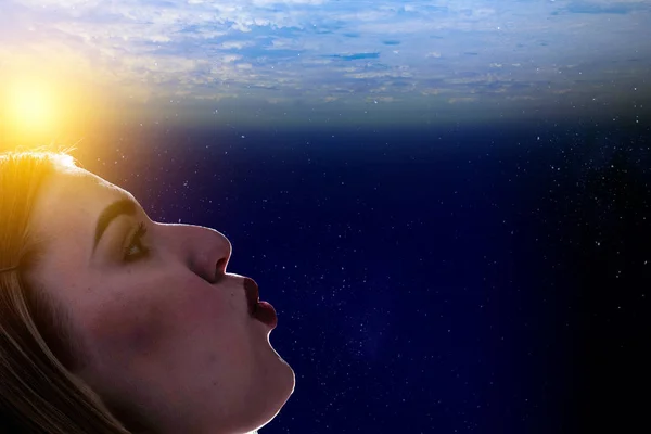 Flicka kysser jorden planet. Blandade medier — Stockfoto
