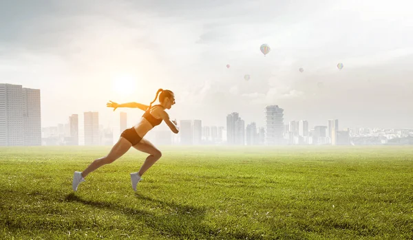 Una deportista corre una carrera. Medios mixtos —  Fotos de Stock