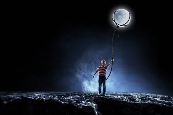 Een jongen die maan vangt. Gemengde media — Stockfoto