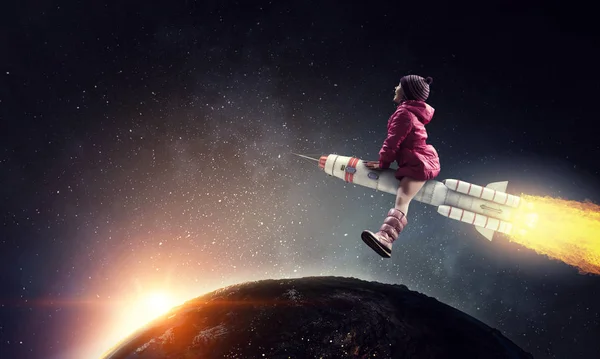 Pequeña niña dibujando para volar la luna —  Fotos de Stock