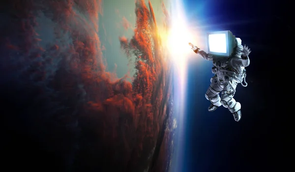 Övervaka hövdad astronaut. Blandade medier — Stockfoto