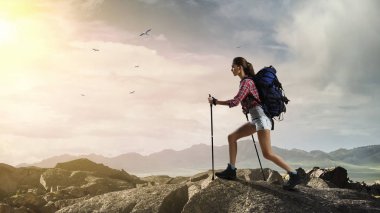 Yürüyüş veya trekking konsepti. Karışık ortam