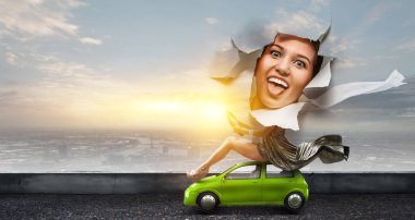 Kadın afişteki bir delikten bakıyor. Karışık ortam