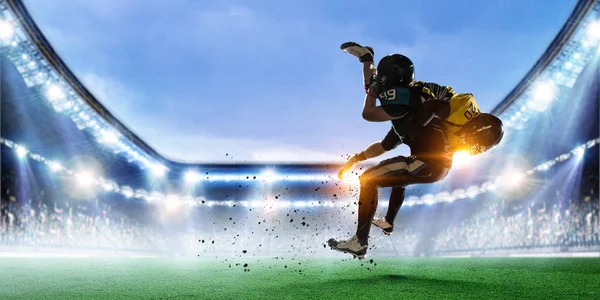 Amerikalı futbolcular top için savaşır. Karışık ortam — Stok fotoğraf