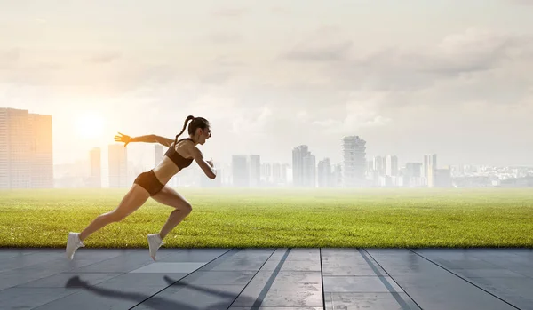 Sportovkyně běžet závod. Kombinovaná technika — Stock fotografie