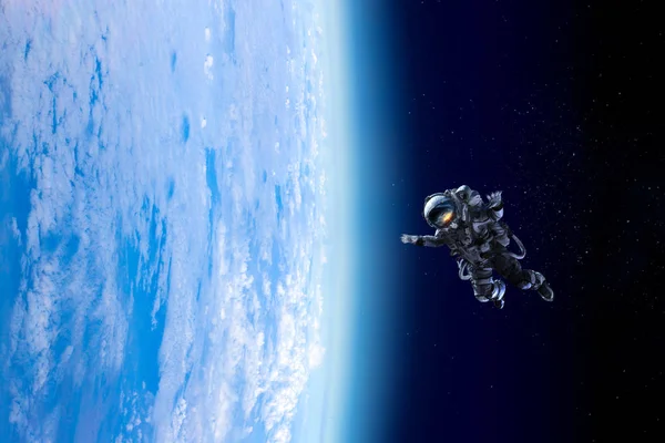 Uzay görevinde astronot. Karışık ortam — Stok fotoğraf