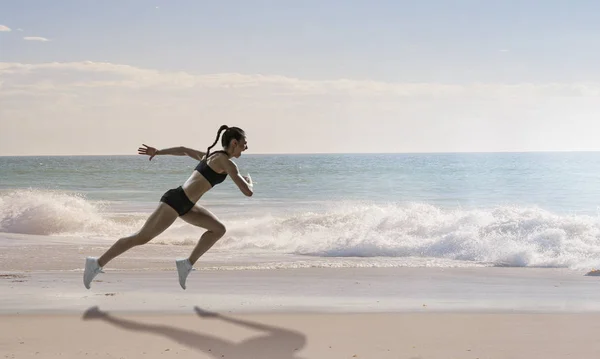 Sportvrouw uitgevoerd de race. Mixed media — Stockfoto