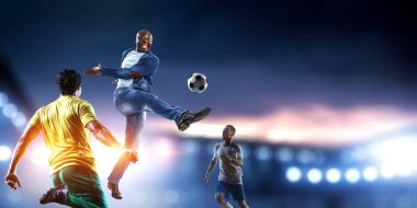 Futbol adamı topla iş başında. Karışık ortam