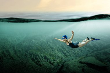 Yüzücü palet içinde. Karışık teknik