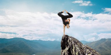 Aşırı yoga pratik. Karışık teknik