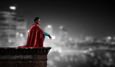 Süper kahraman çatıda. Karışık teknik