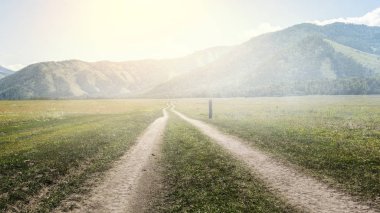 Dağın tepesinde güneş ışığı