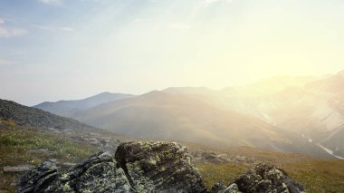 Dağın tepesinde güneş ışığı