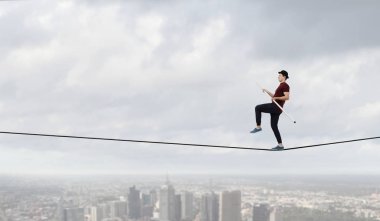 Cesur ropewalker kablosu üzerinde. Karışık teknik