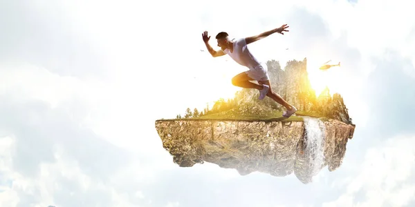 Hombre del deporte corriendo carrera. Medios mixtos — Foto de Stock