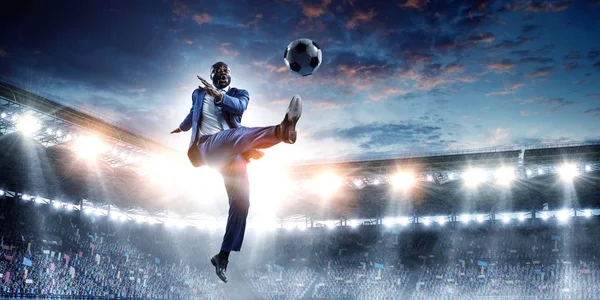 Hombre de negocios de fútbol en acción con pelota. Medios mixtos — Foto de Stock