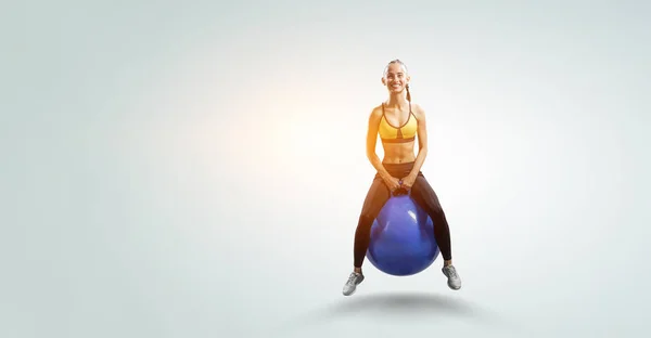 Mujer deportiva en la pelota de fitness. Medios mixtos — Foto de Stock